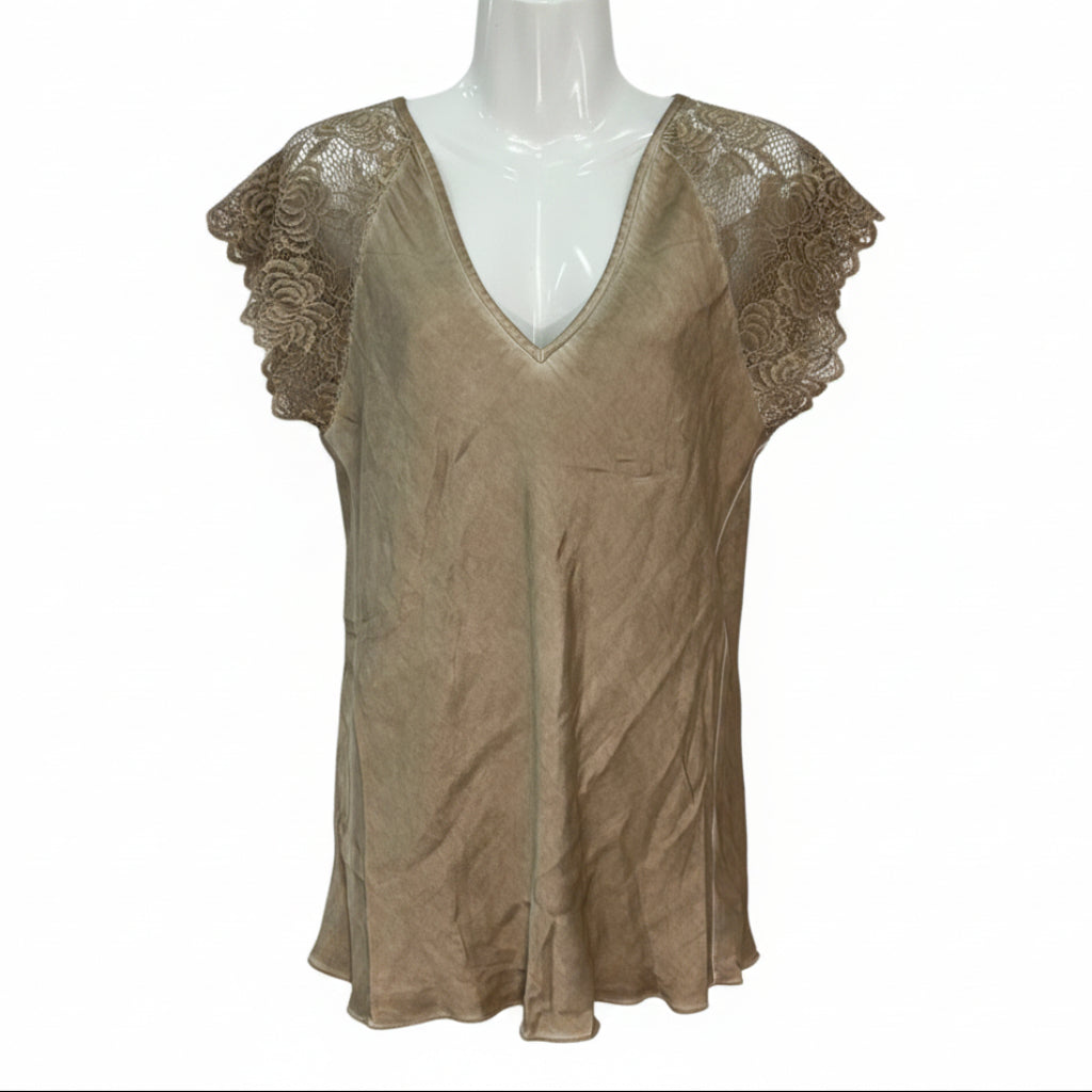 Camiseta Lencera Thalia de Raso con Encaje y Escote en Pico