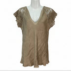 Camiseta Lencera Thalia de Raso con Encaje y Escote en Pico