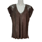 Camiseta Lencera Thalia de Raso con Encaje y Escote en Pico