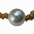 Pulsera elástica Júpiter perla cultivada gris nacarada espiral dorada detalle joyería mujer Angara Moda