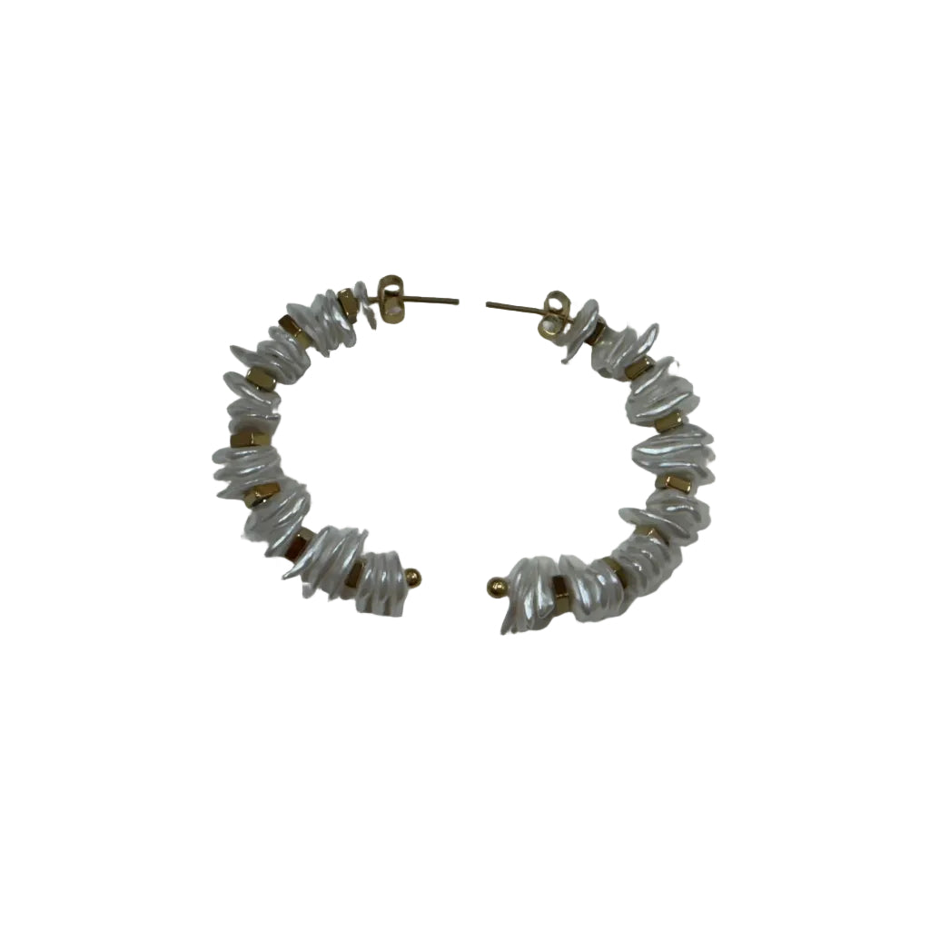 Pendientes Paulina - Aro Semicircular con Chips de Concha Nacarada y Beads Dorados