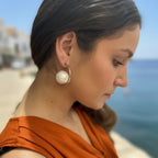 Pendientes irune blanco sobre modelo