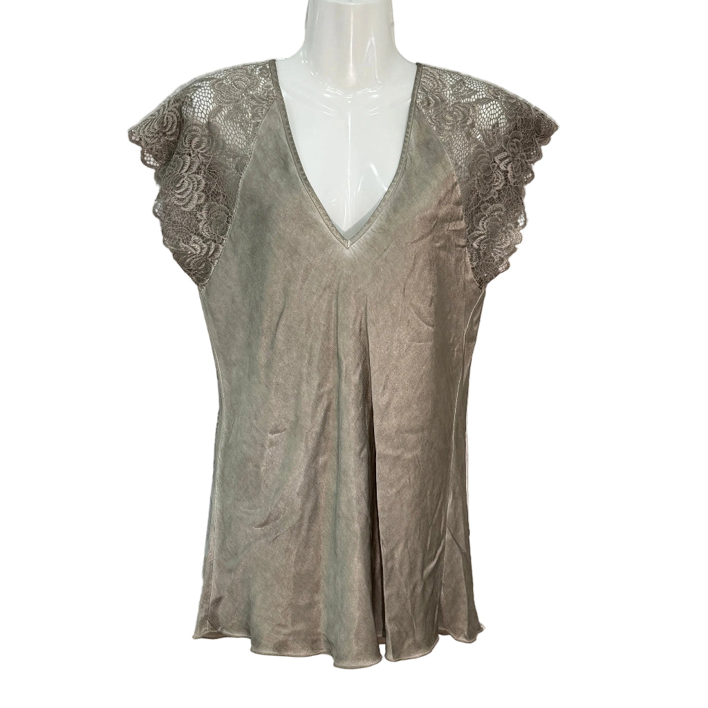 Camiseta Lencera Thalia de Raso con Encaje y Escote en Pico