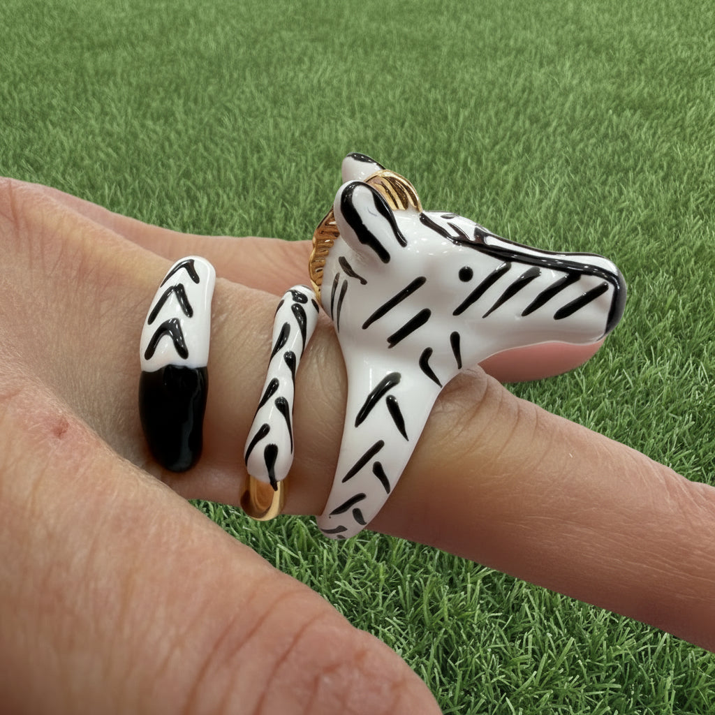 Anillos Martin con diseño de cabeza de cebra y detalles dorados