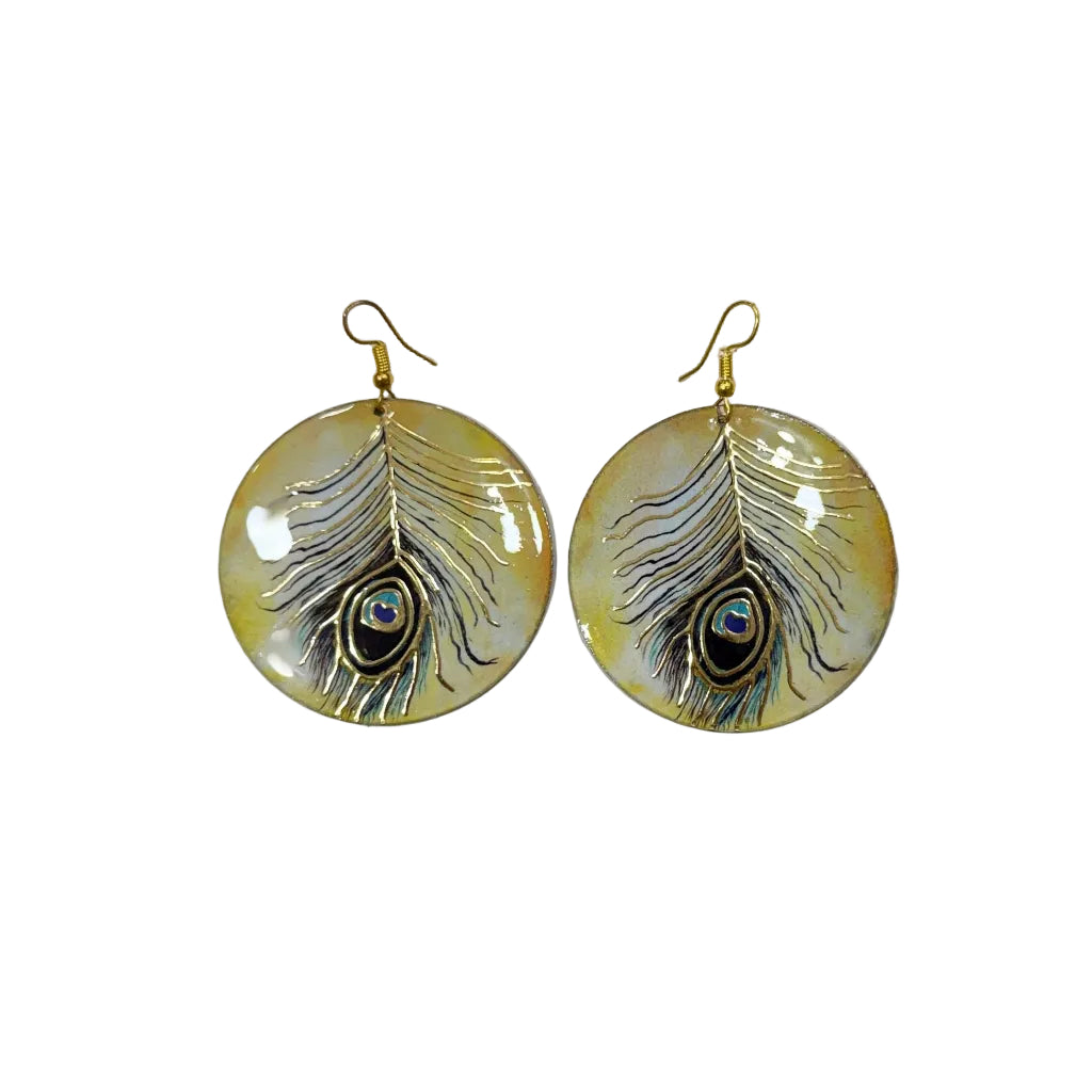 Pendientes Redondos de Concha con Grabado Pluma de Pavo Real y Detalles Dorados