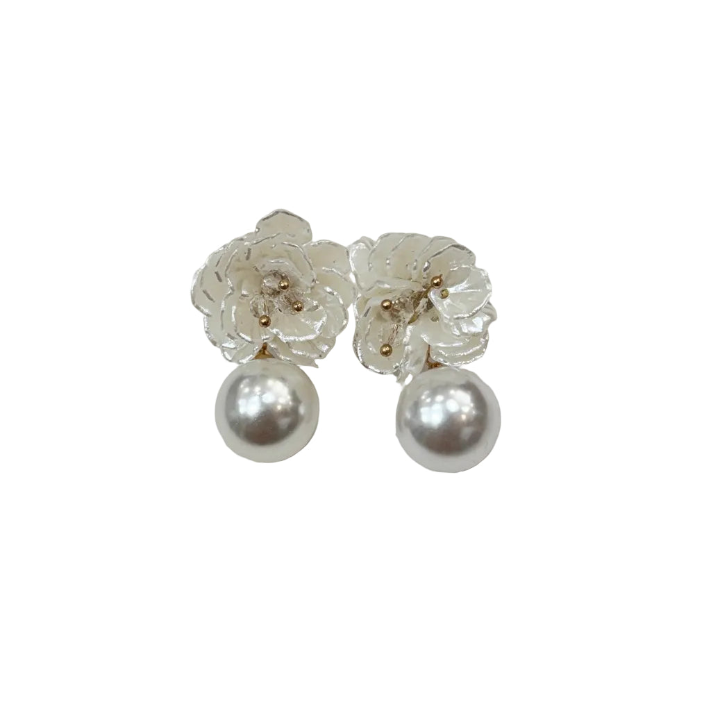 Pendientes Perlita  Flor de Concha con Perla Colgante y Detalle Dorado