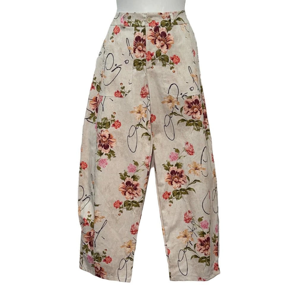 Pantalón Siempreviva estampado floral con bolsillos de parche y tiro alto