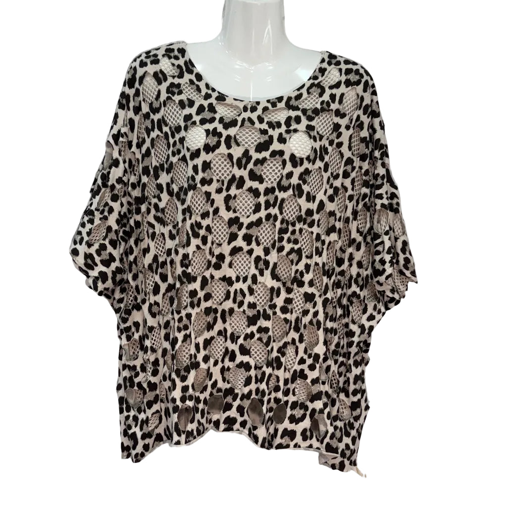Camiseta Lacandona oversize mangas murciélago animal print círculos calados