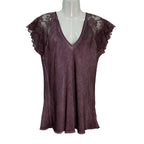 Camiseta Lencera Thalia de Raso con Encaje y Escote en Pico