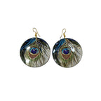 Pendientes Redondos de Concha con Grabado Pluma de Pavo Real y Detalles Dorados