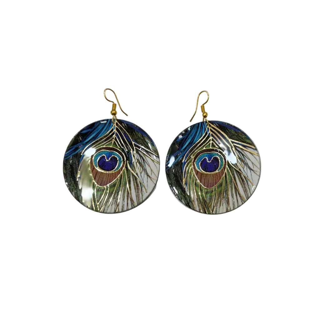 Pendientes Redondos de Concha con Grabado Pluma de Pavo Real y Detalles Dorados