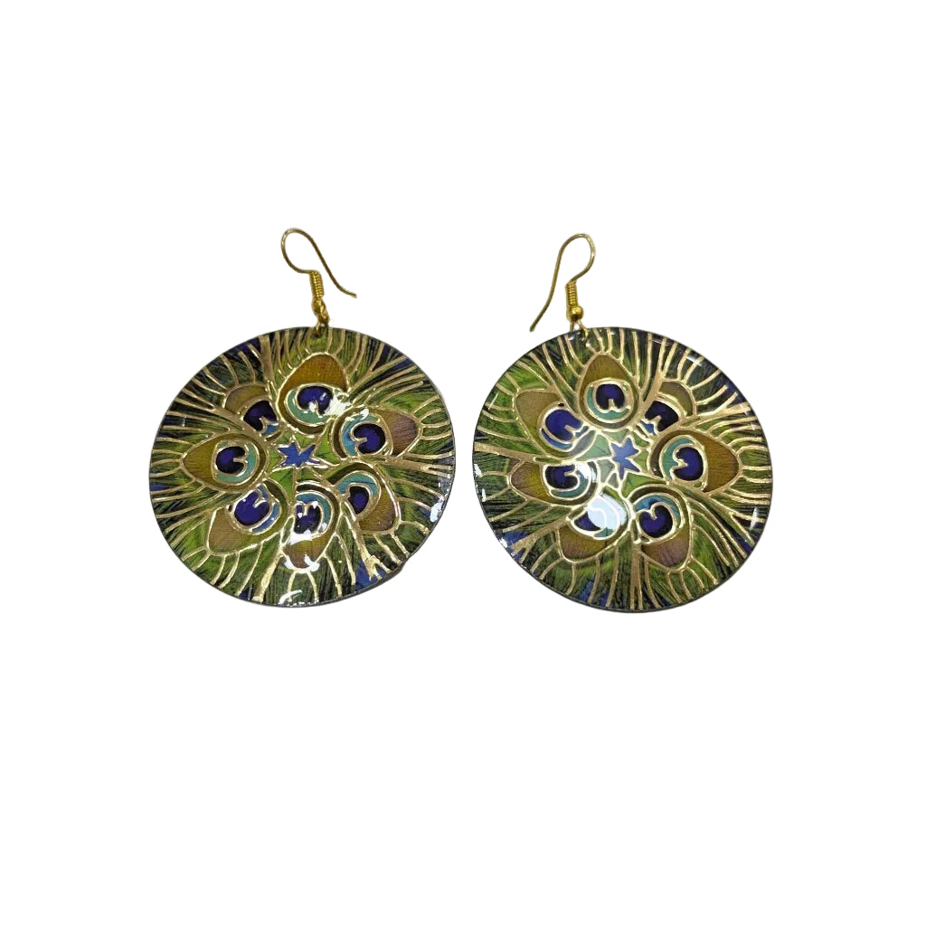 Pendientes Redondos de Concha con Grabado Pluma de Pavo Real y Detalles Dorados
