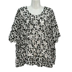 Camiseta Lacandona oversize mangas murciélago animal print círculos calados