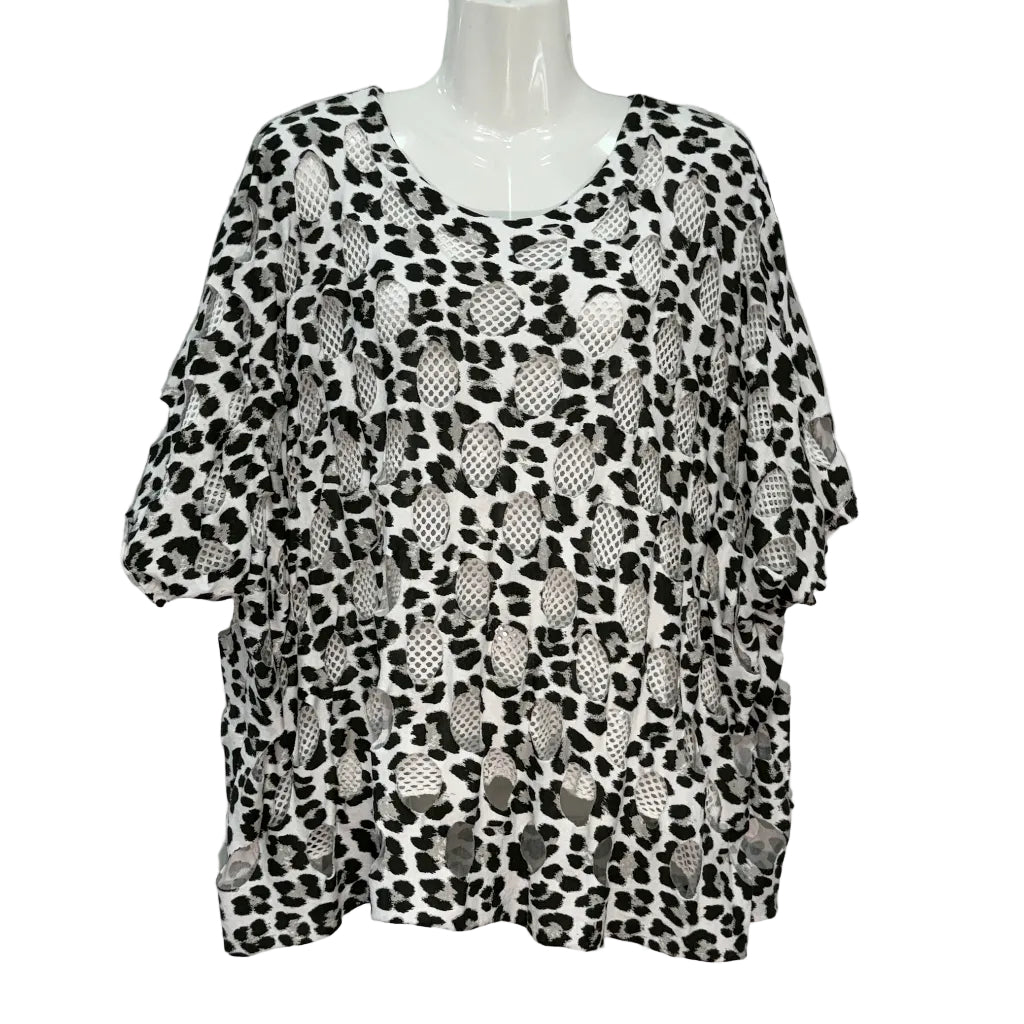 Camiseta Lacandona oversize mangas murciélago animal print círculos calados