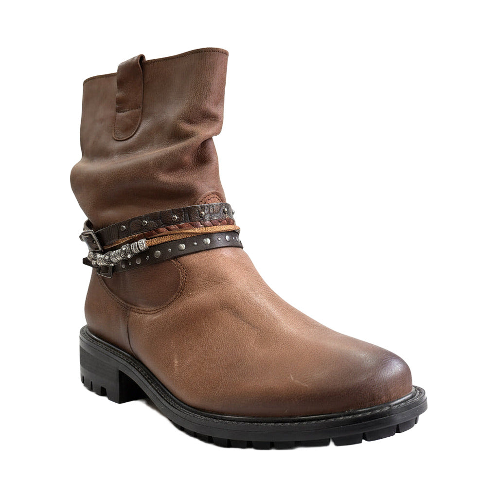 Botin campero cuero sobre fondo blanco, vista trasera para mujer Angara Moda