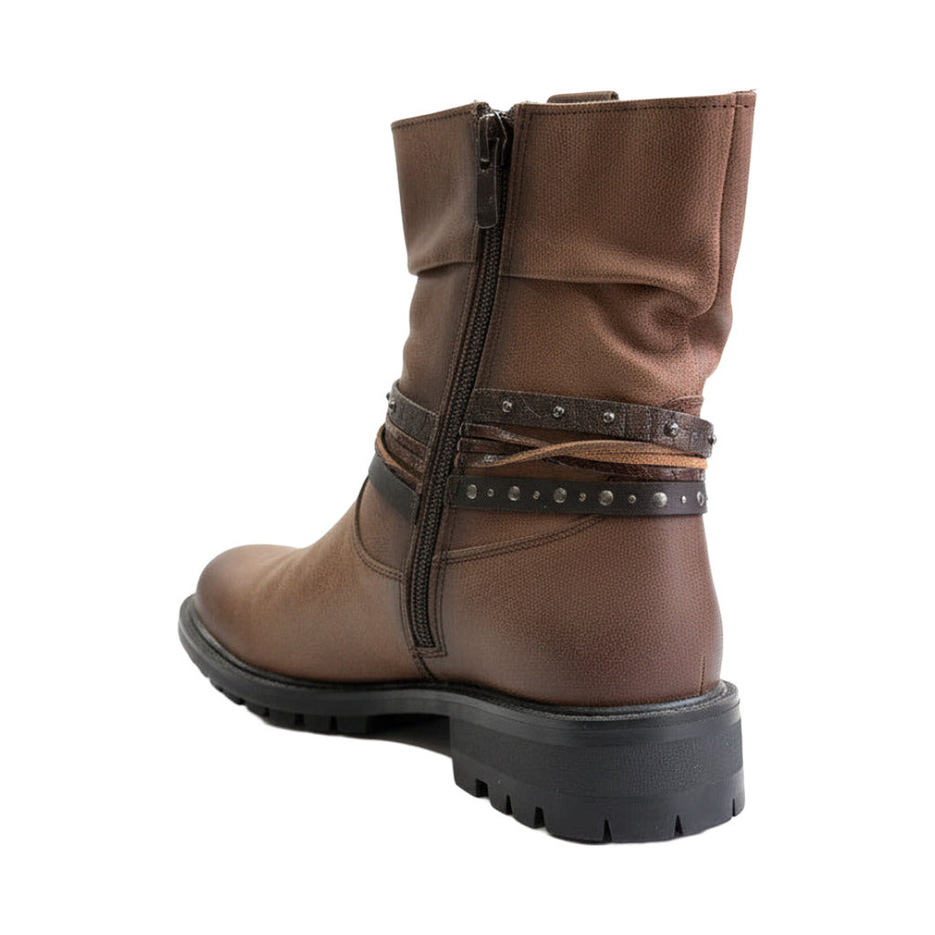 Botin campero cuero sobre fondo blanco, vista lateral para mujer Angara Moda