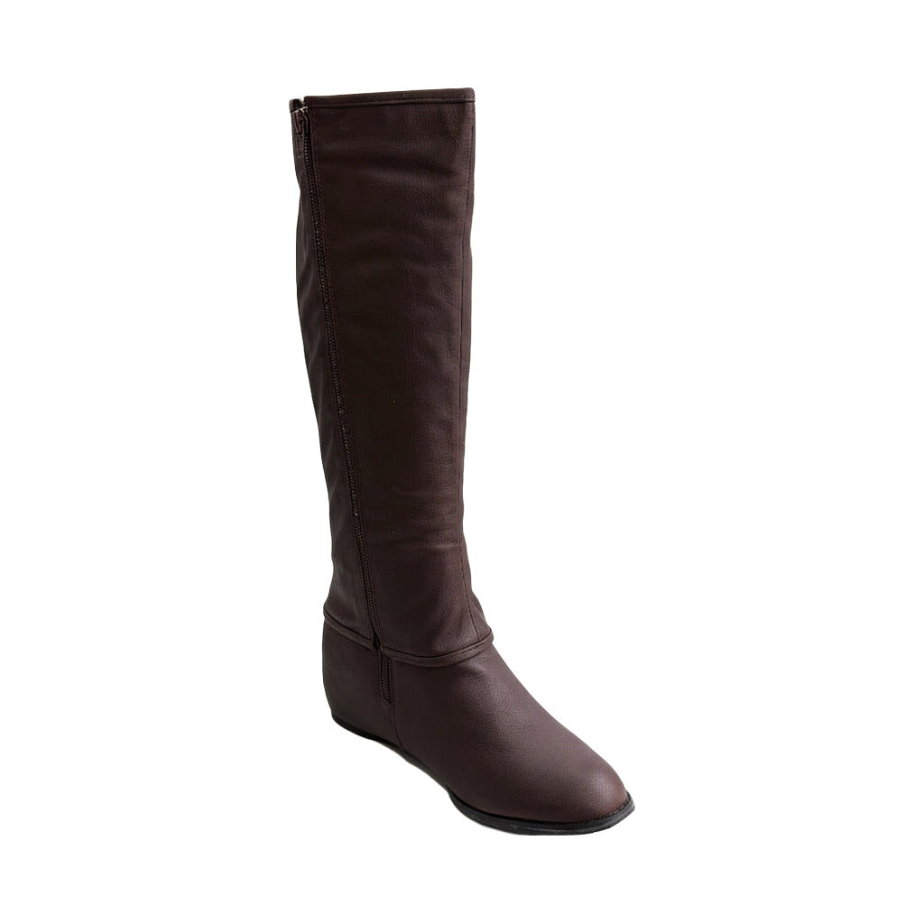Bota alta sport sobre fondo blanco, vista trasera para mujer Angara Moda