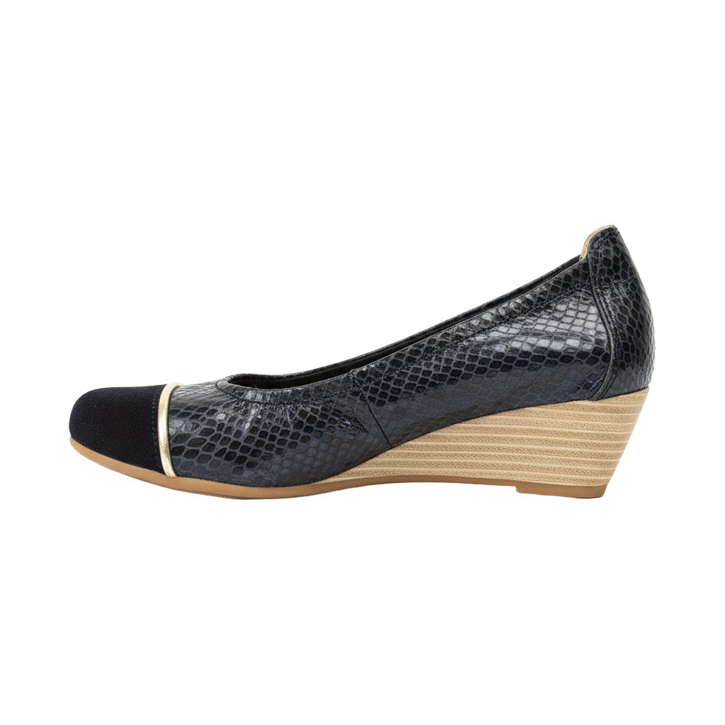 Zapato cuña señora piel sobre fondo blanco para mujer Angara Moda