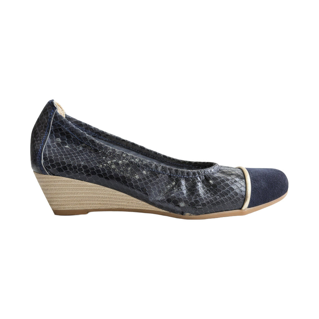 Zapato cuña señora piel en color único sobre fondo blanco para mujer Angara Moda