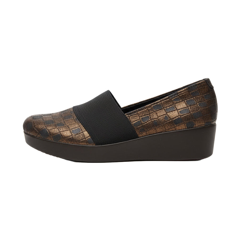 Zapato cuña sport sobre fondo blanco para mujer Angara Moda