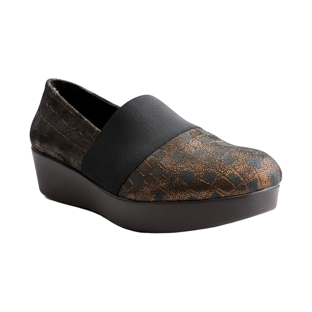 Zapato cuña sport sobre fondo blanco, vista trasera para mujer Angara Moda