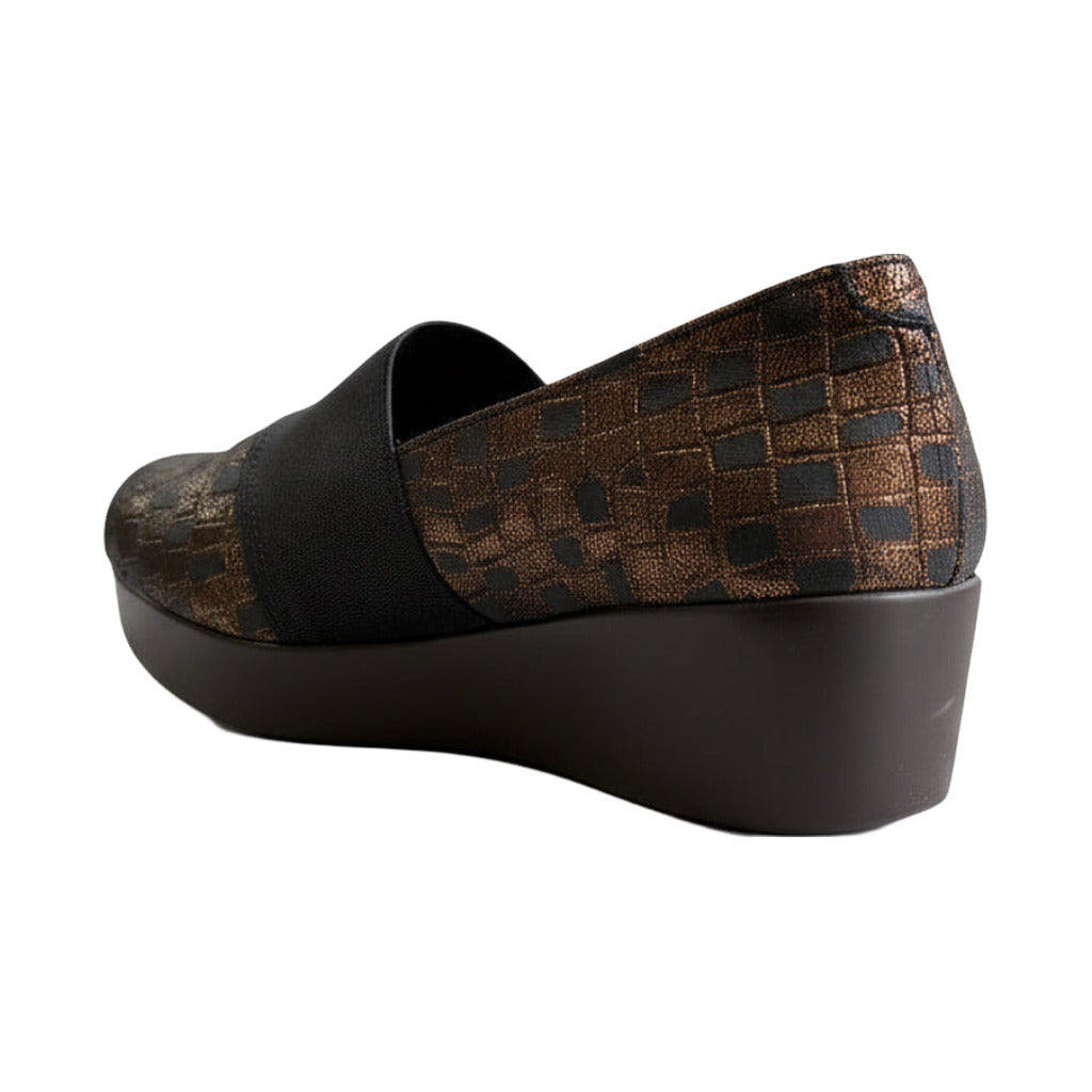 Zapato cuña sport sobre fondo blanco, vista lateral para mujer Angara Moda