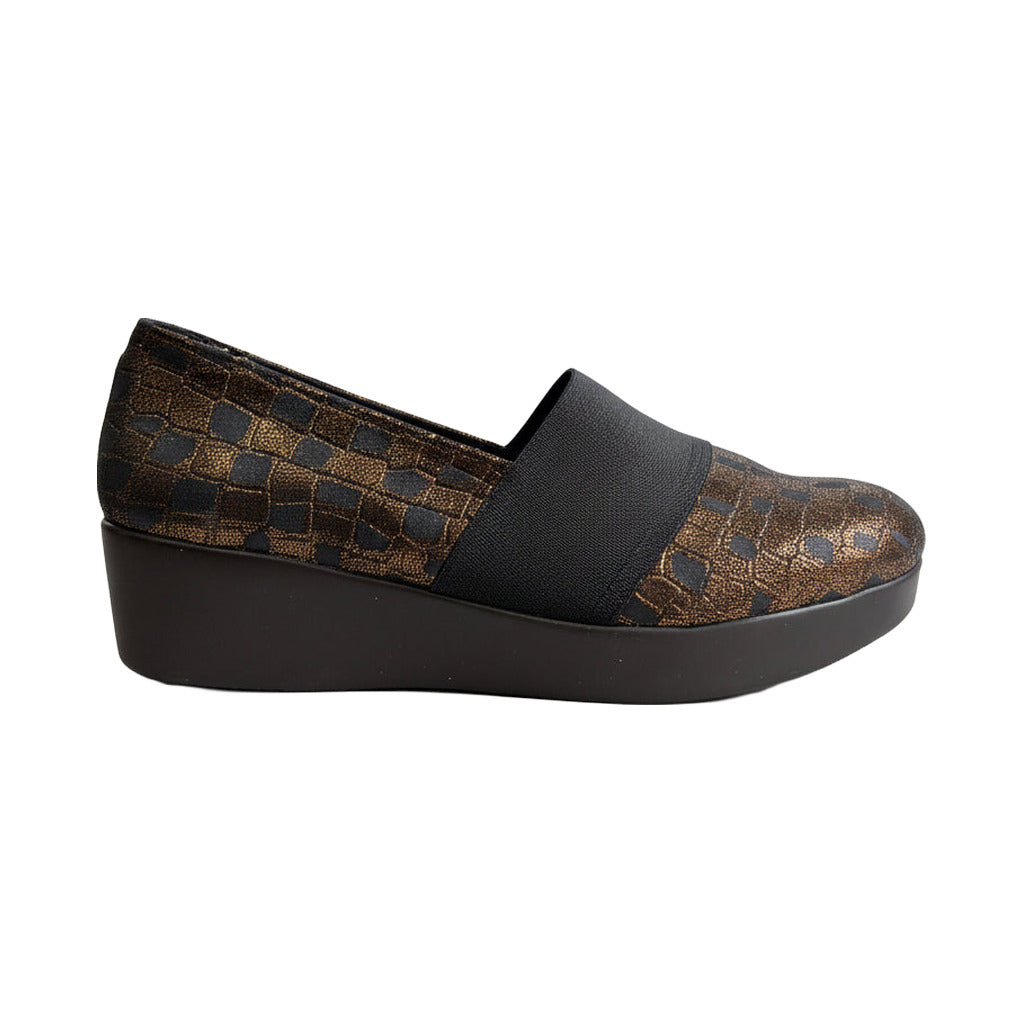Zapato cuña sport en color único sobre fondo blanco para mujer Angara Moda