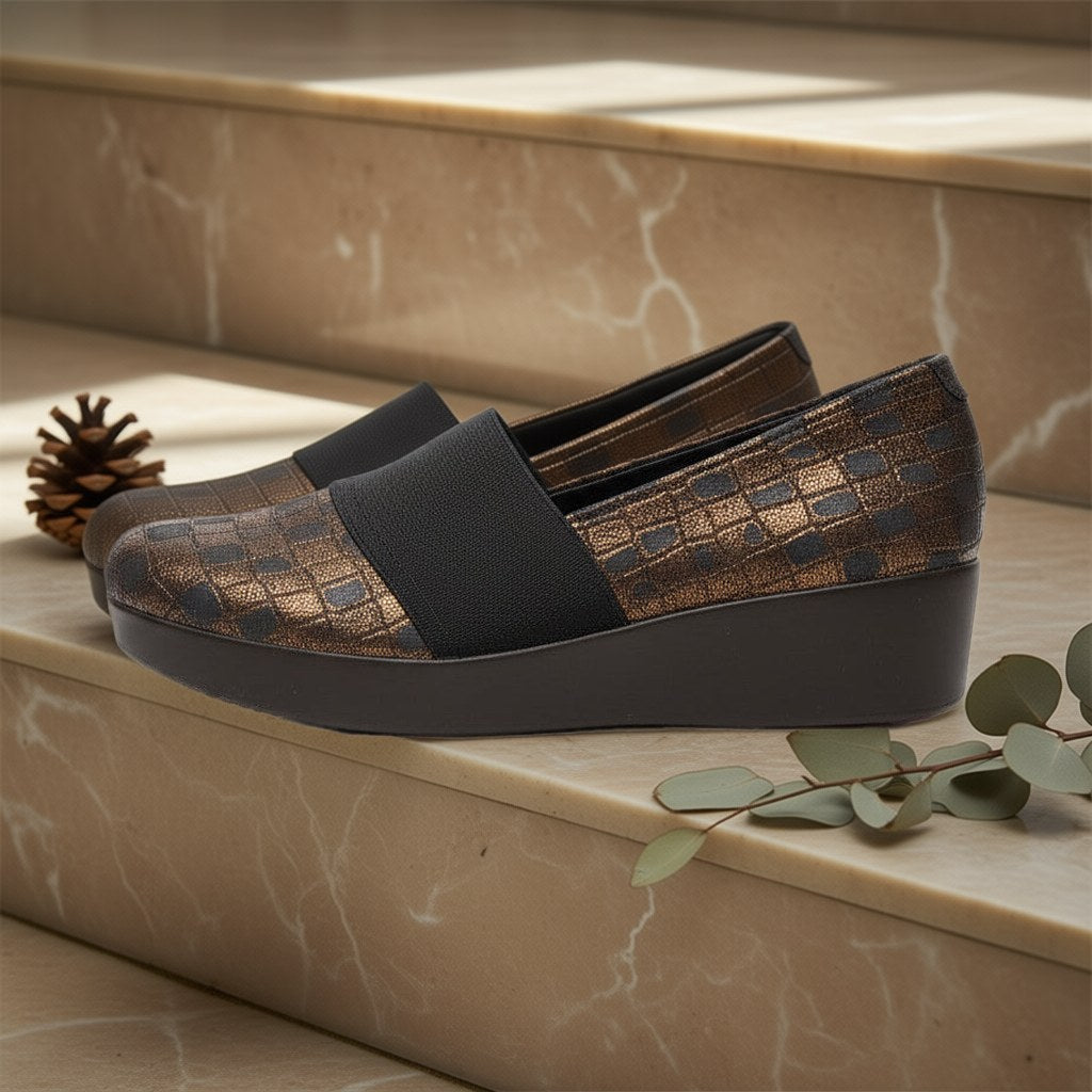 Zapato cuña sport sobre una superficie para mujer Angara Moda