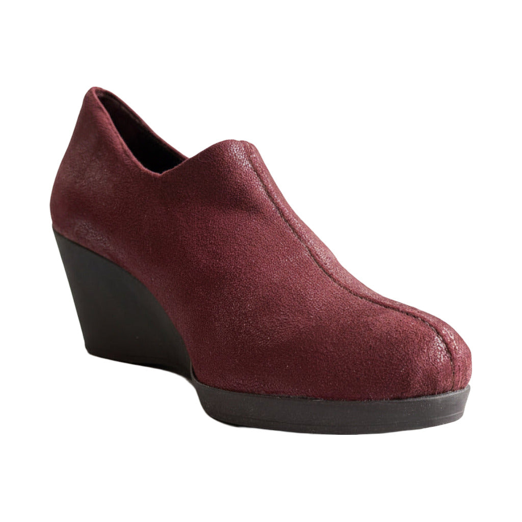 Zapato cuña elastico sobre fondo blanco, vista trasera para mujer Angara Moda
