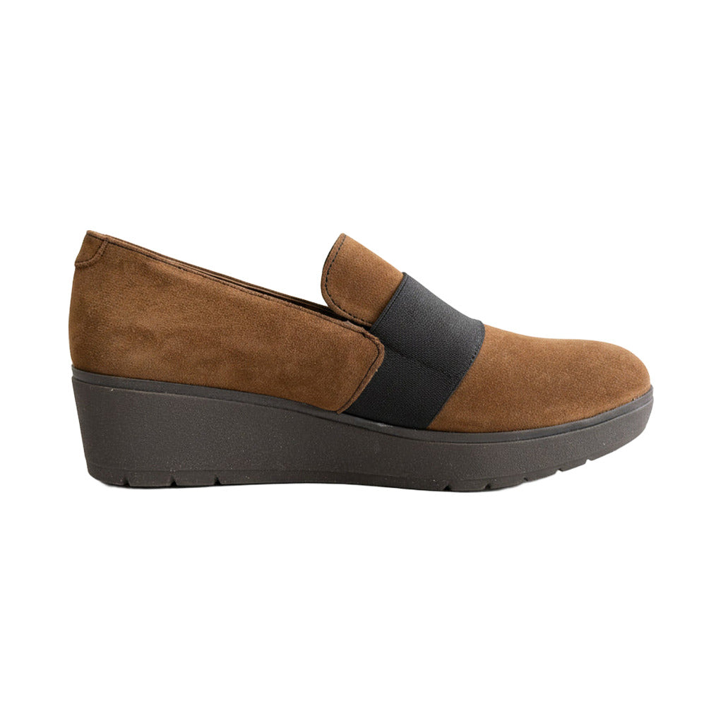 Zapato cuña plataforma en color Camel sobre fondo blanco para mujer Angara Moda