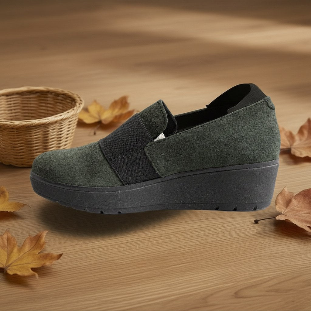 Zapato cuña plataforma sobre una superficie para mujer Angara Moda