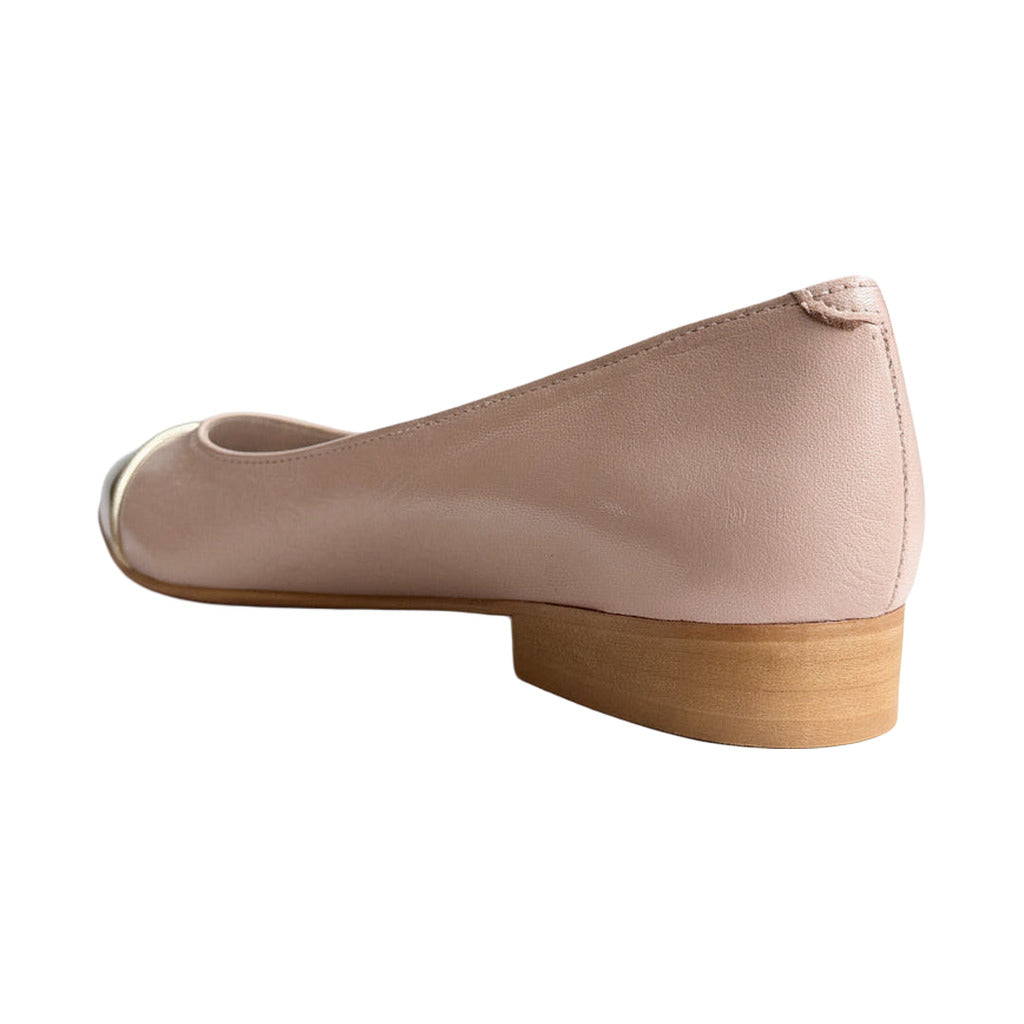 Manoletinas con tacon rosa sobre fondo blanco, vista lateral para mujer Angara Moda