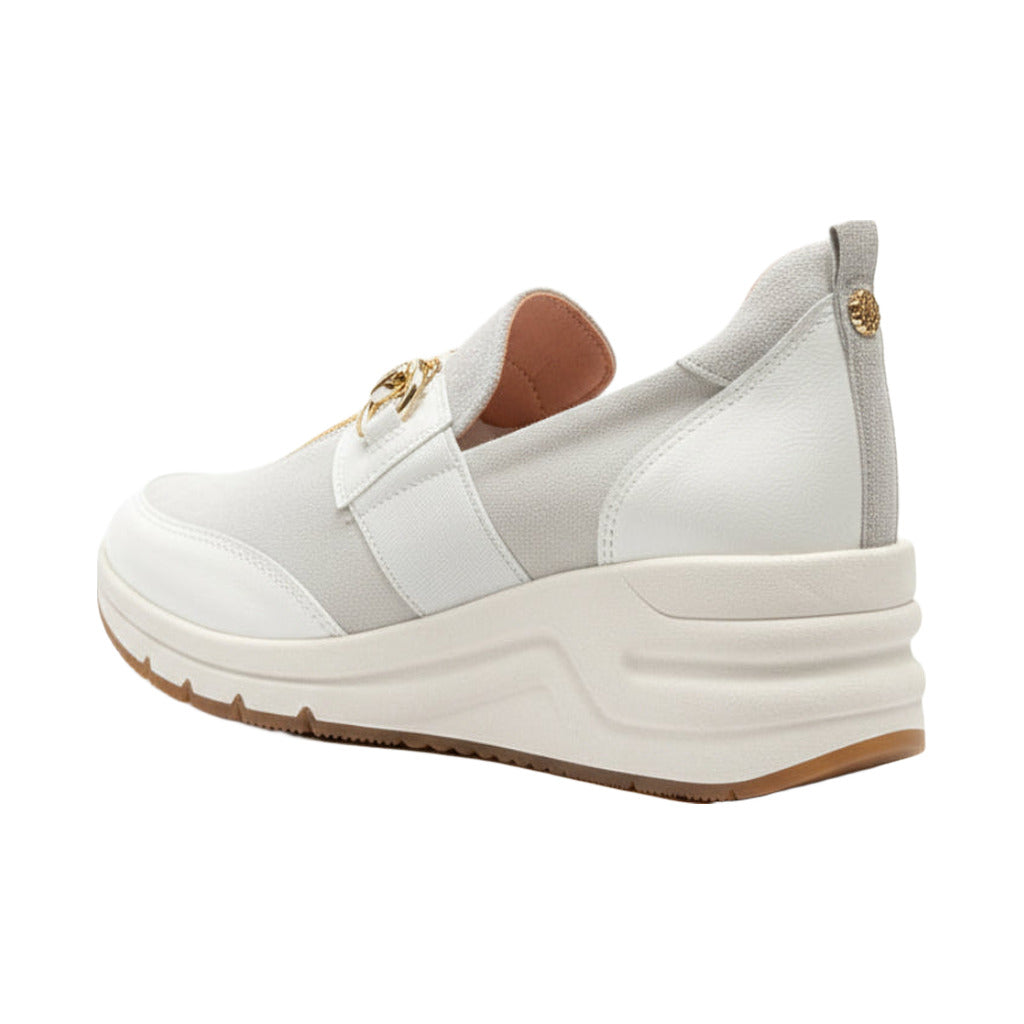 Deportivas estribo cuña sobre fondo blanco, vista lateral para mujer Angara Moda