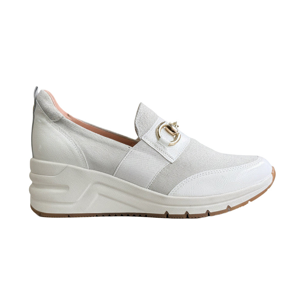 Deportivas estribo cuña en color único sobre fondo blanco para mujer Angara Moda