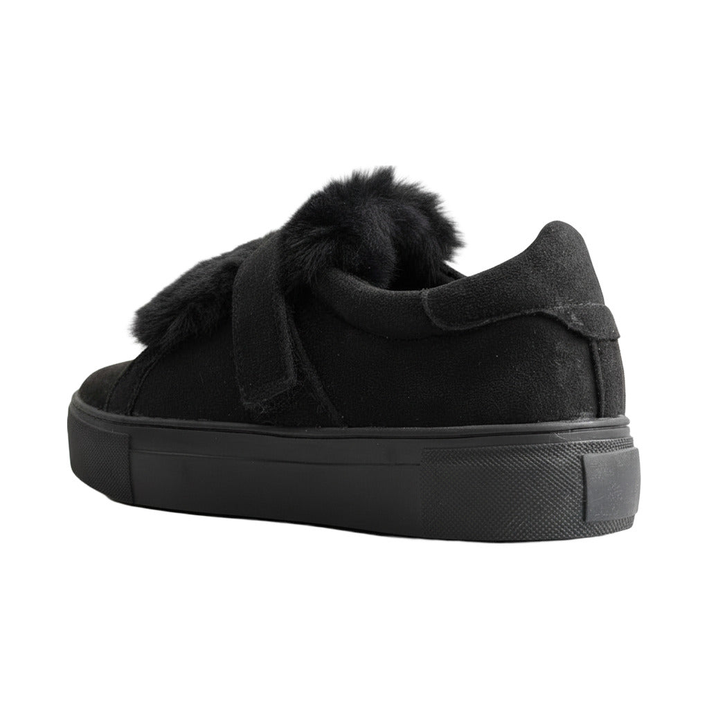 Deportivas con pelo sobre fondo blanco, vista lateral para mujer Angara Moda