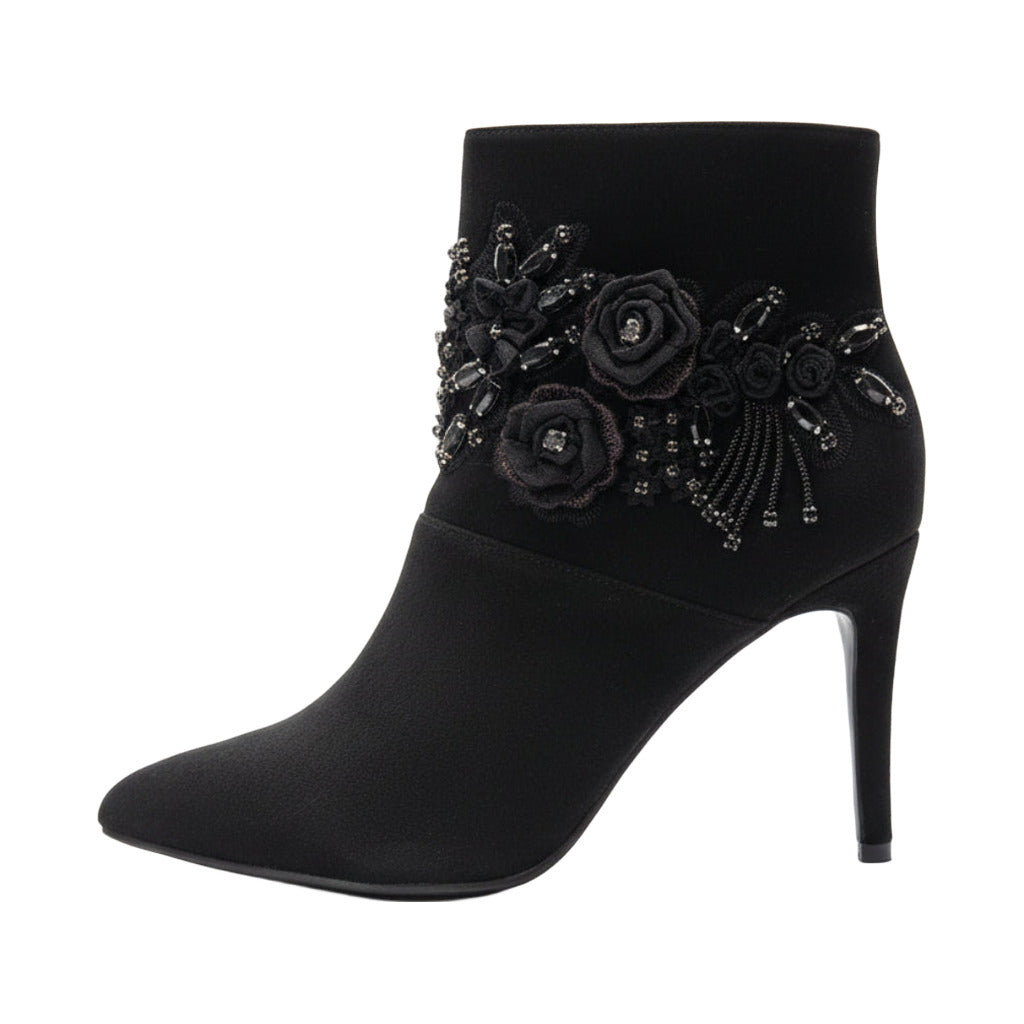 Botin tacon alto sobre fondo blanco para mujer Angara Moda