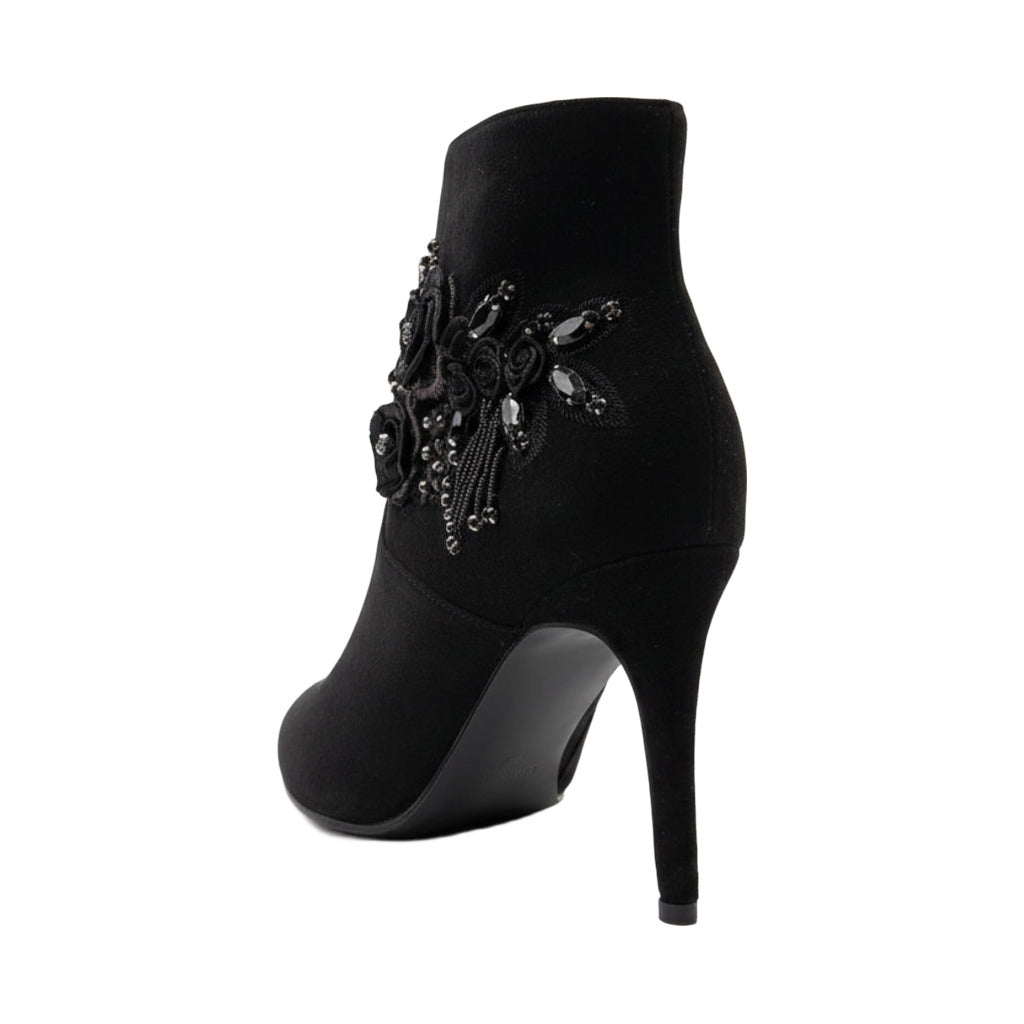 Botin tacon alto sobre fondo blanco, vista lateral para mujer Angara Moda