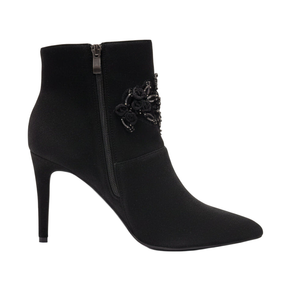 Botin tacon alto en color único sobre fondo blanco para mujer Angara Moda