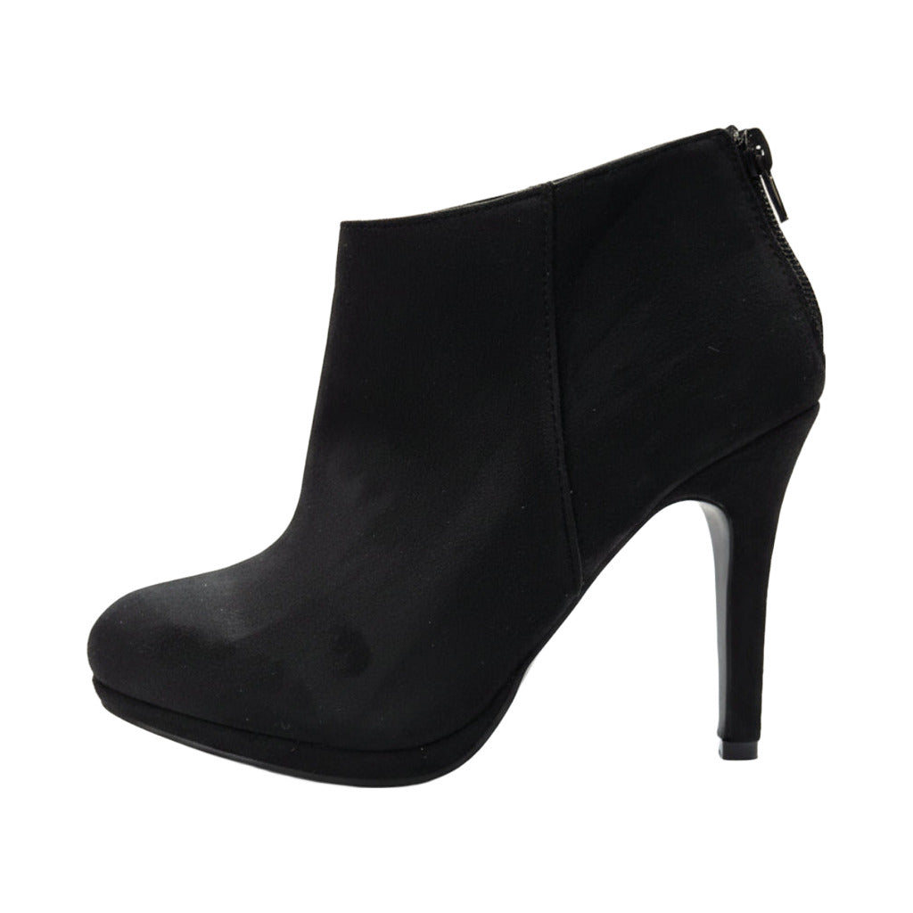 Botin tacon crazy sobre fondo blanco para mujer Angara Moda