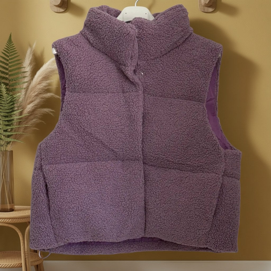 Chaleco Thandi colgada en un ambiente para mujer Angara Moda