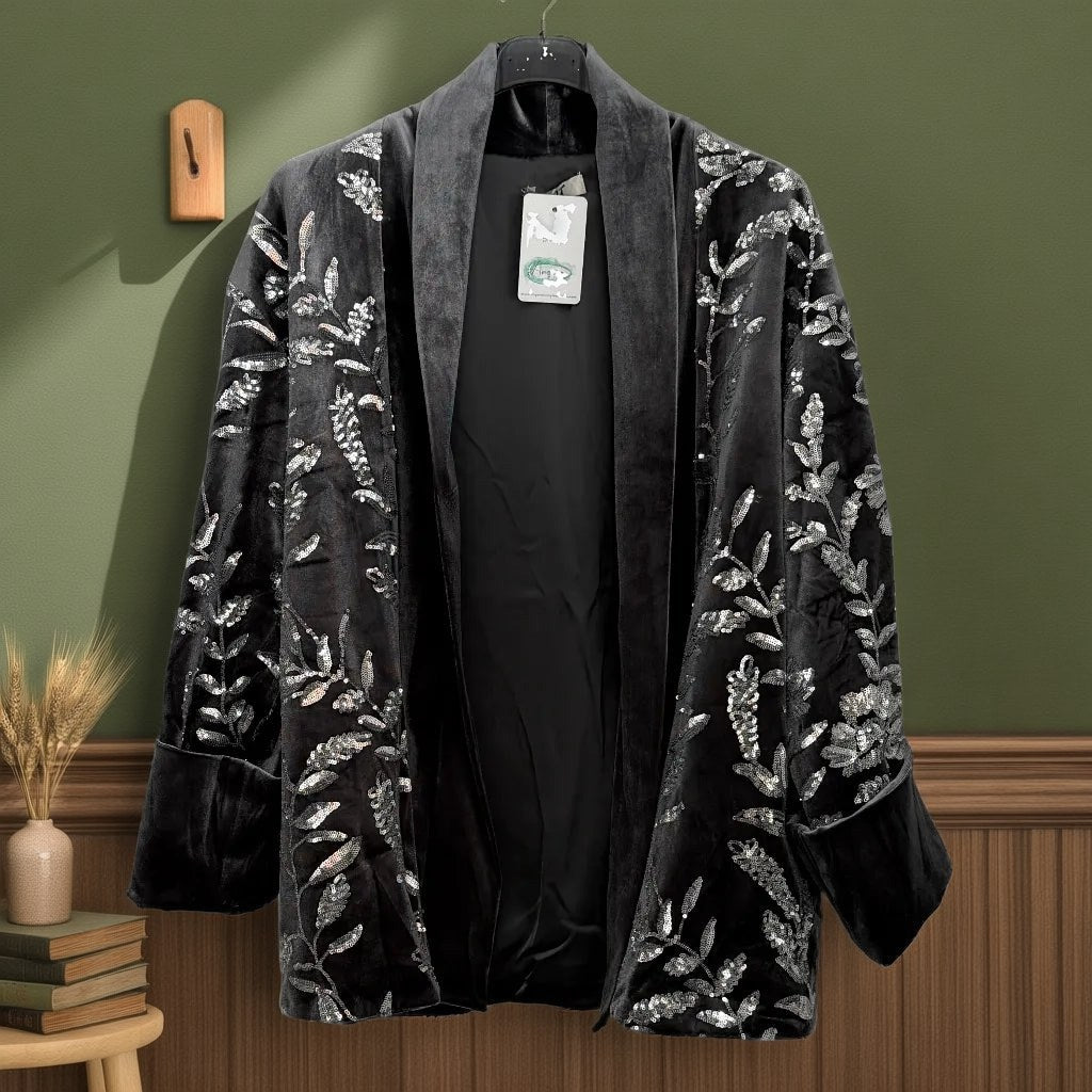 Blazer Maud colgada en un ambiente para mujer Angara Moda