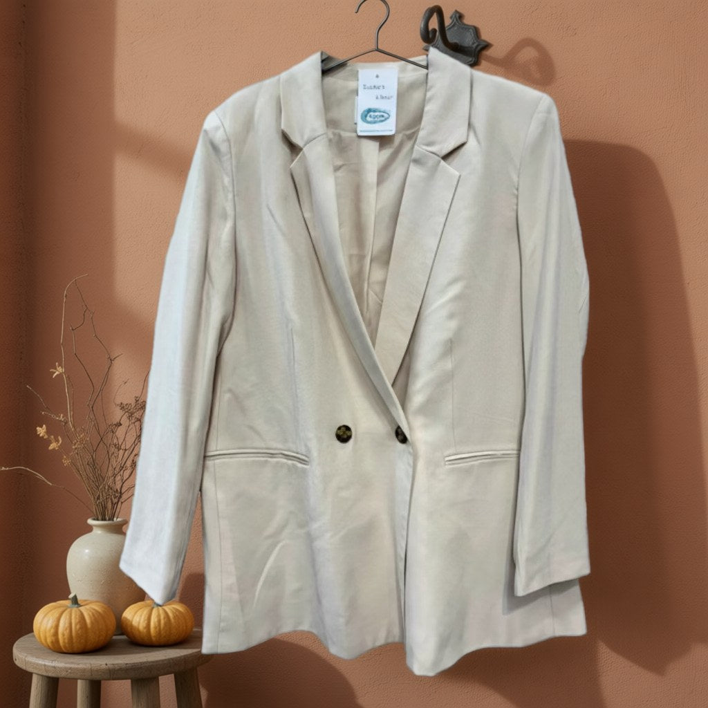 Blazer Amelie colgada en un ambiente para mujer Angara Moda