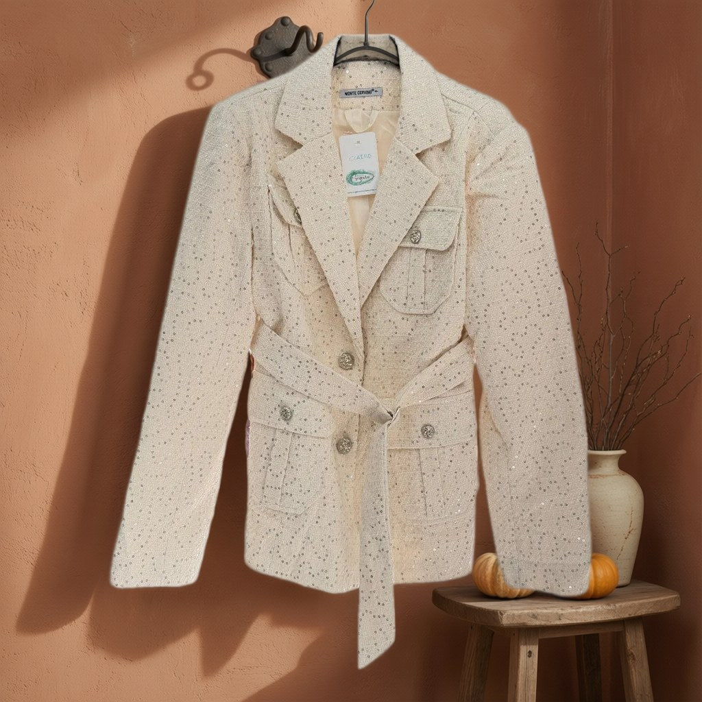 Blazer Claire colgada en un ambiente para mujer Angara Moda