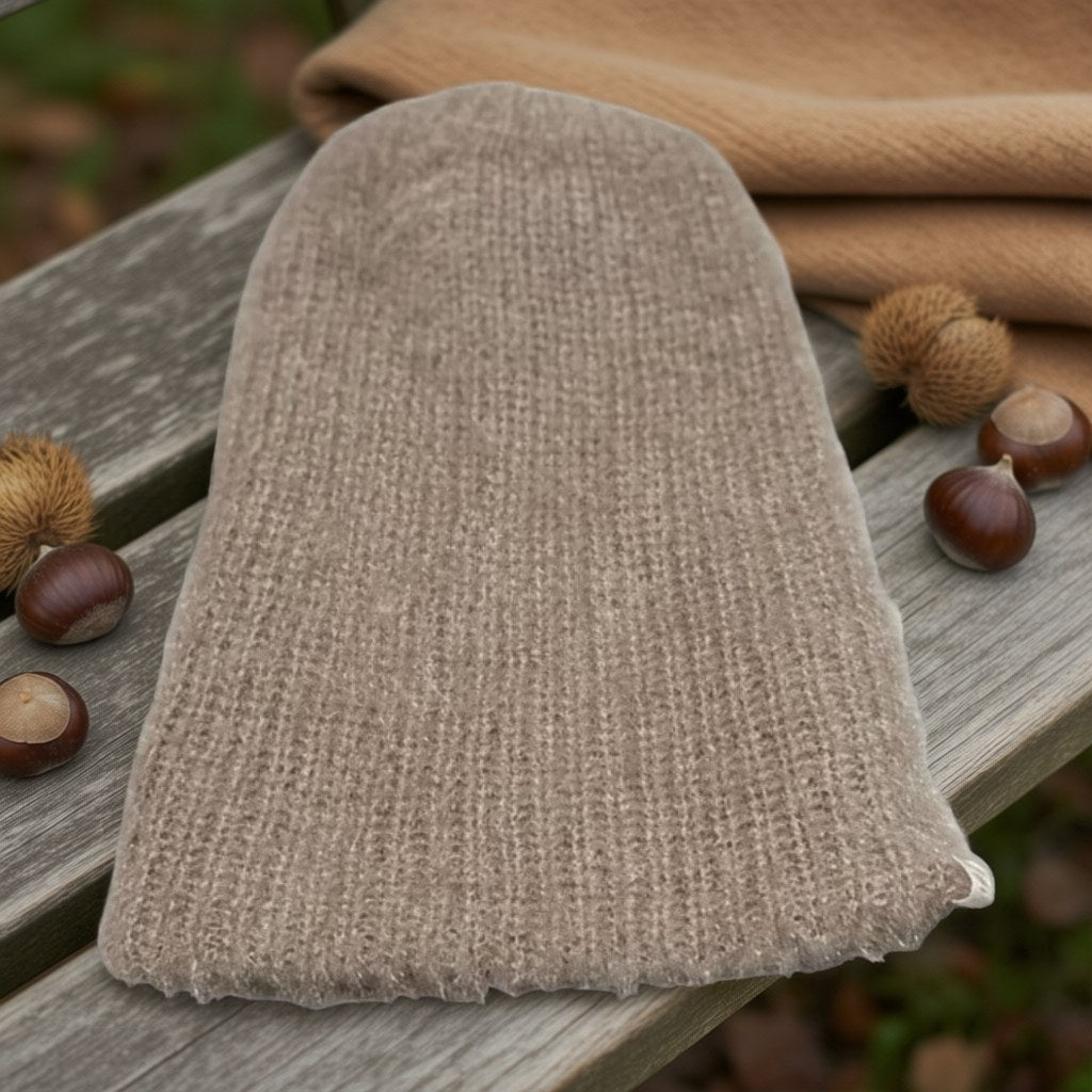 Gorro Camille sobre una superficie para mujer Angara Moda