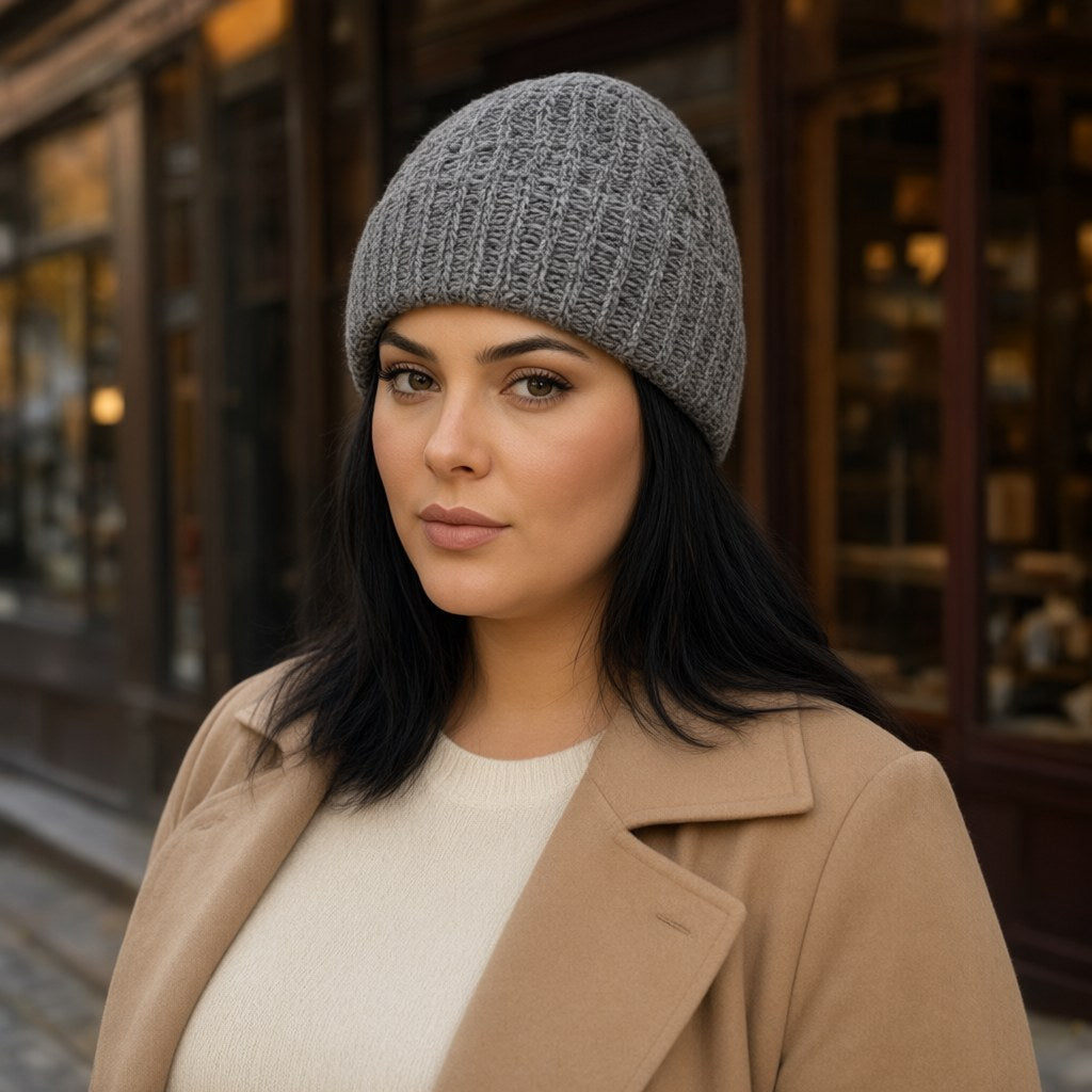 Gorro Sofia con una modelo para mujer Angara Moda