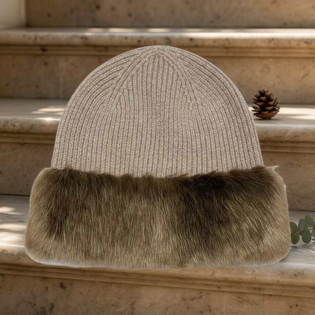 Gorro Zoe sobre una superficie para mujer Angara Moda