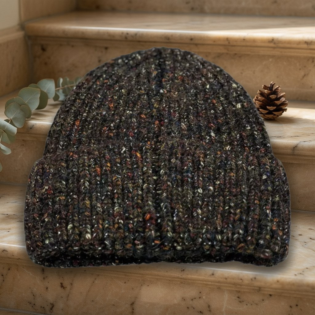 Gorro Blanche sobre una superficie para mujer Angara Moda