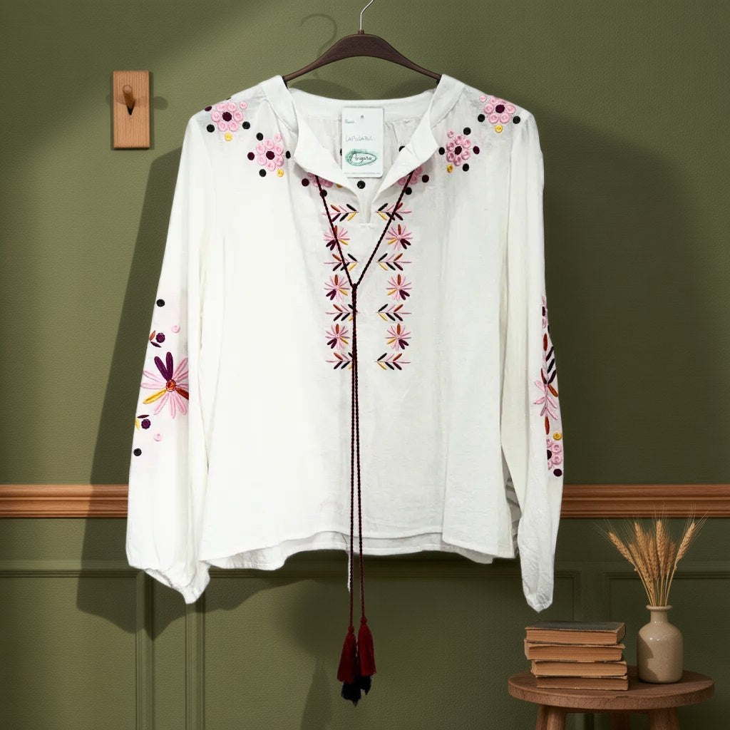 Blusa Lapislázuli bordados florales artesanales pedrería bohemia colgada en un ambiente para mujer Angara Moda