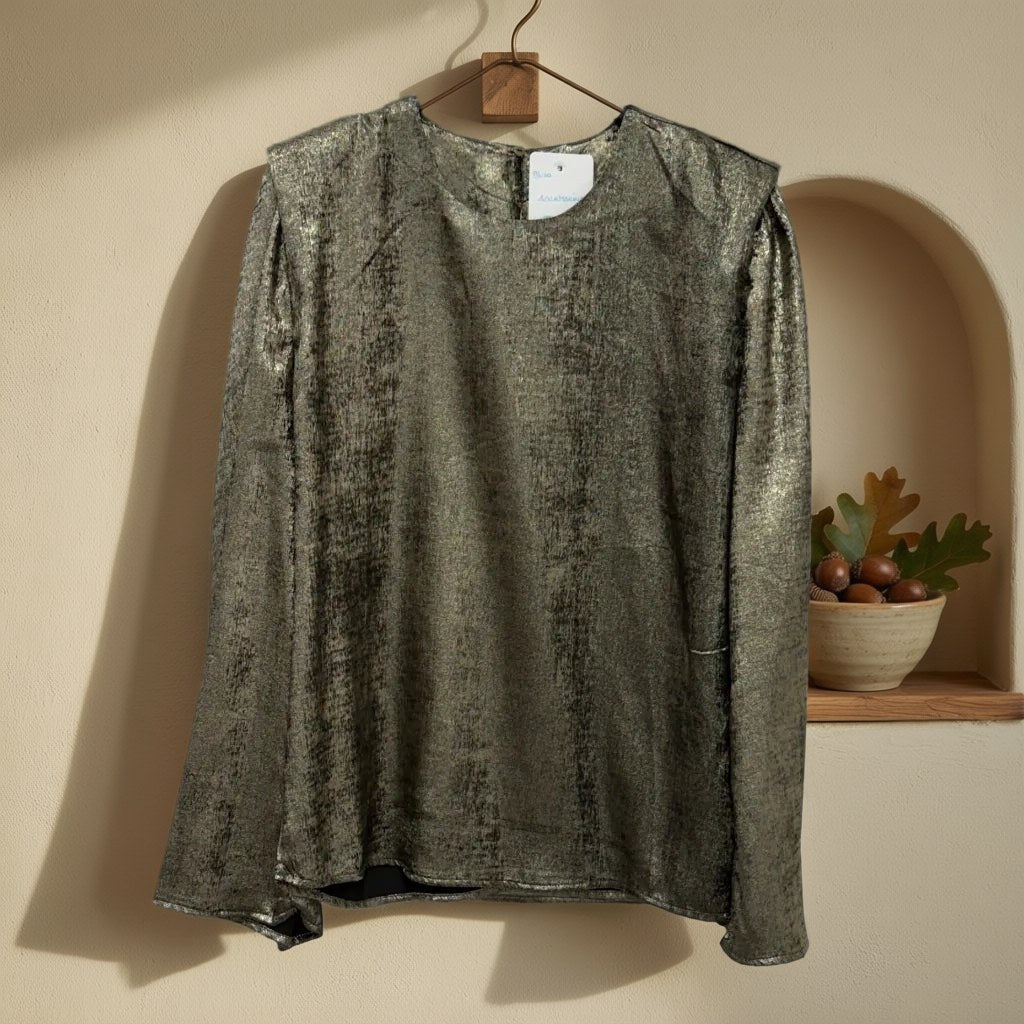 Blusa aguamarina colgada en un ambiente para mujer Angara Moda
