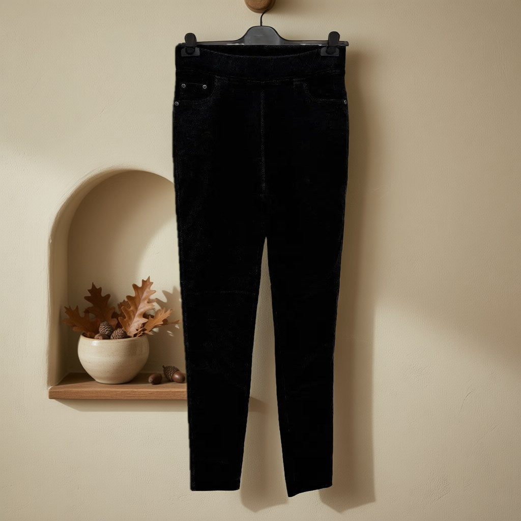 Pantalon Nijar colgada en un ambiente para mujer Angara Moda